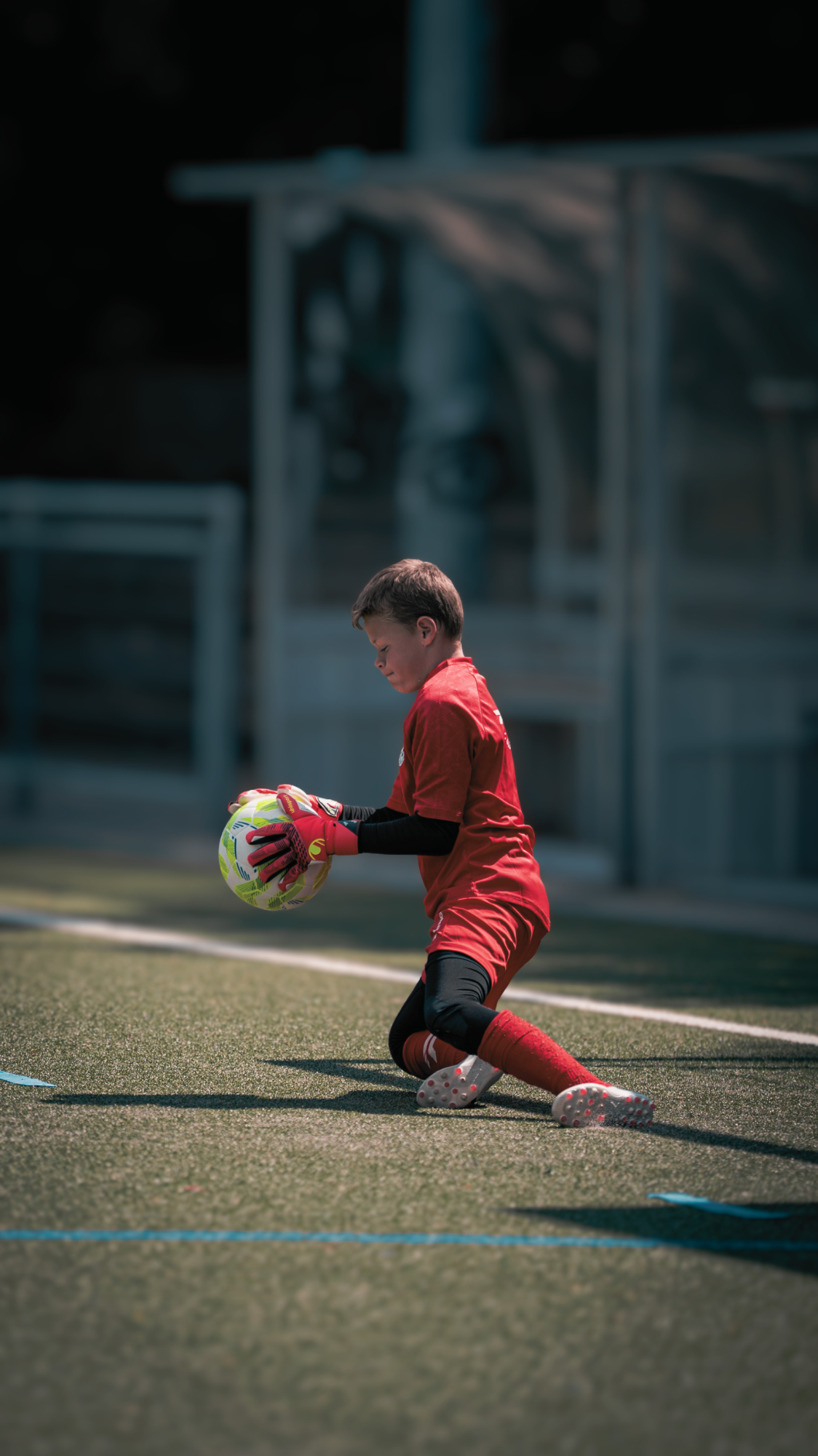 Torwarttechnik – Ball sichern Junger Torwart sichert den Ball im Torwarttraining